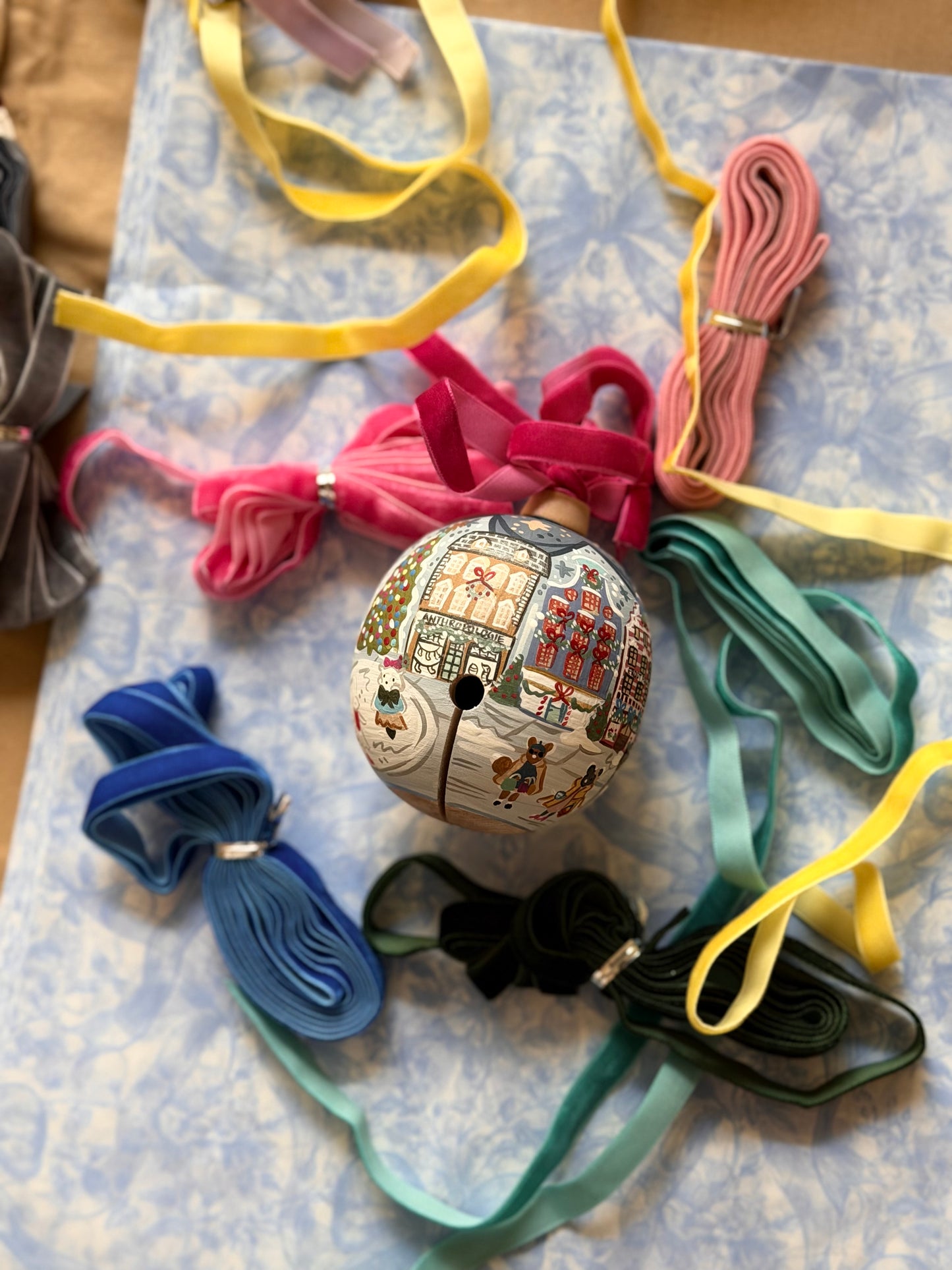Seasonal - Christmas Ornament - very detailed